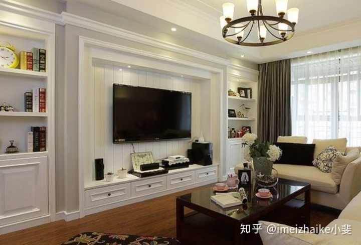 電視墻怎么裝修？別再裝過(guò)時(shí)的壁紙瓷磚了，聰明人都用這種材料