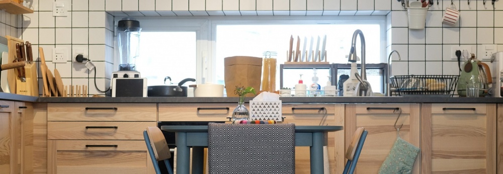 餐廳櫥柜裝修效果圖原木與灰綠撞色，一張方桌讓廚房潮流混搭廚房設計圖片賞析