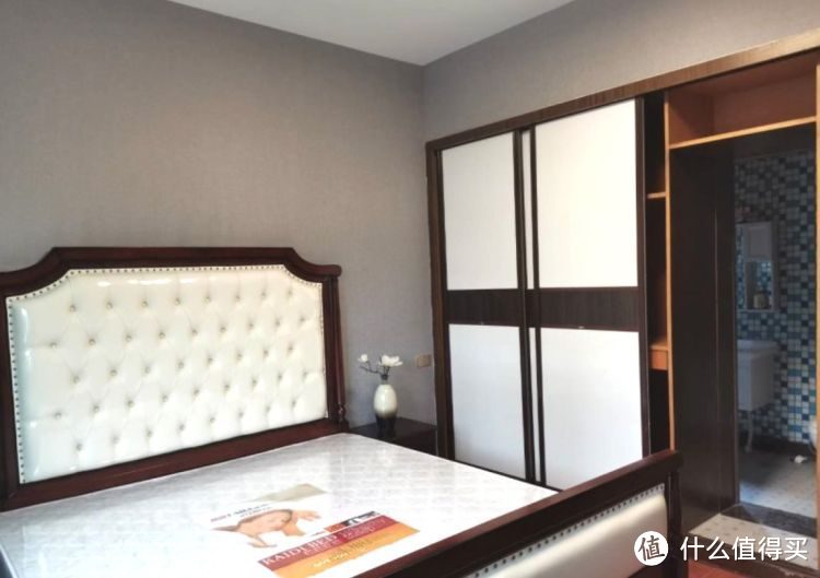 136㎡錯層大四房，優(yōu)雅的新中式裝修，衣柜里面裝廁所，誰見過？