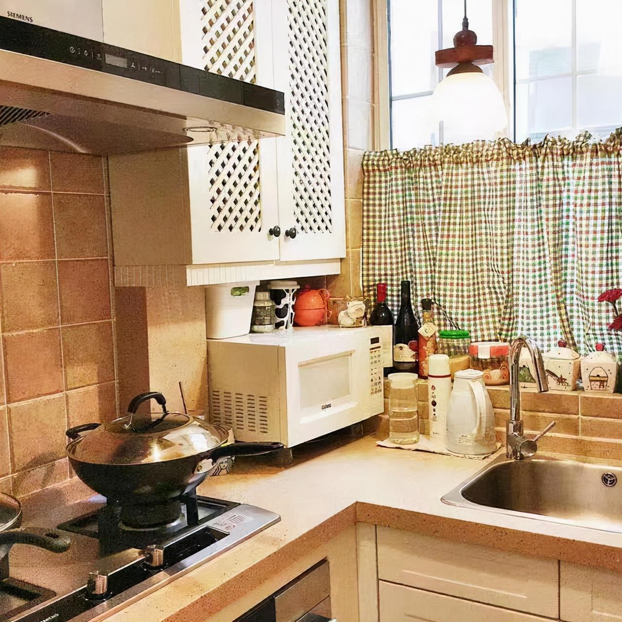 老實(shí)話說，廚房吊柜底部往下加35cm，雙倍收納，從此做飯用得舒服