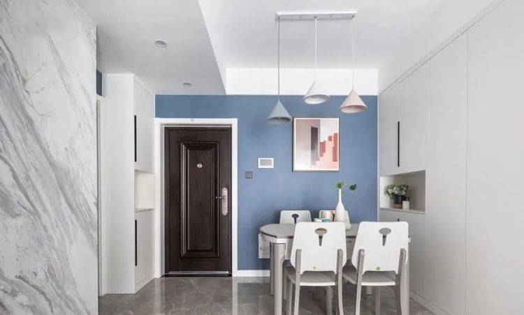 80平兩室，大理石電視墻質(zhì)感十足，餐邊柜、衣柜這樣裝，經(jīng)典實(shí)用