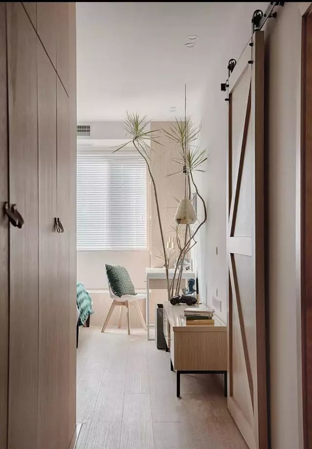 35平的小戶型公寓，客臥廚衛(wèi)都有，還塞下了一堆衣服