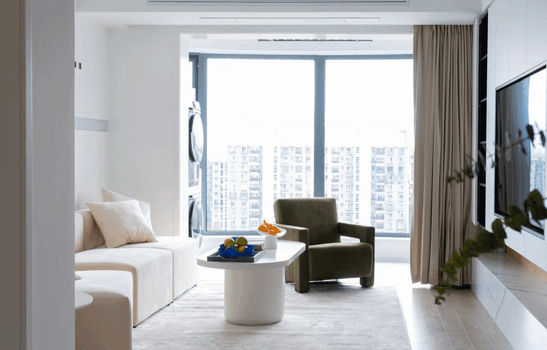 94㎡小兩居，用克萊因萊作跳色，空間既溫馨舒適又有亮點(diǎn)