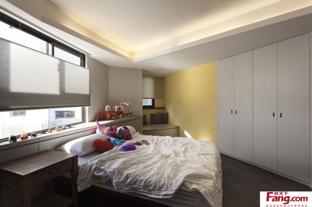 她家現(xiàn)代輕奢風(fēng)，簡(jiǎn)約大方又高級(jí)，尤其是客廳，比樣板房還漂亮